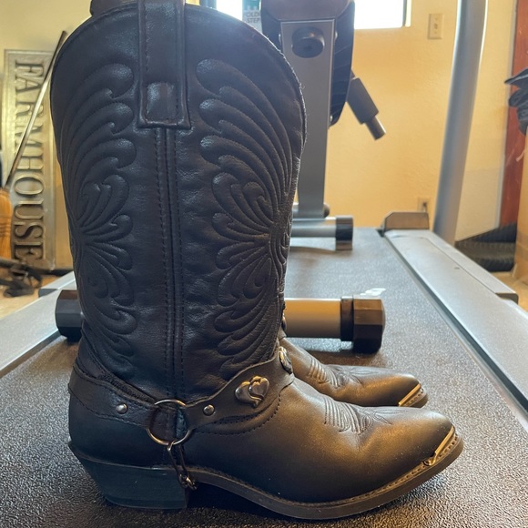 Black western cowgirl boots with heart chain harness details - Picture 2 of 12